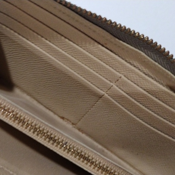 Coach Brown Leather Zip Wallet – Dual-Tone Design - Gold Logo | Sleek & Stylish - Picture 13 of 15